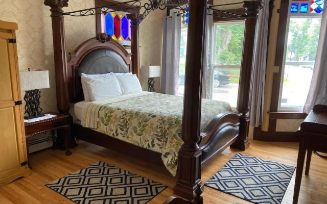 Colonial Charm Inn