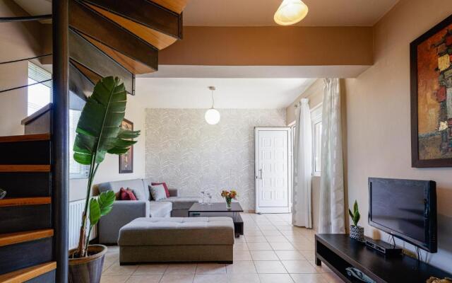 Villa Evie's -Spacious -4 apt'ς -with heated pool