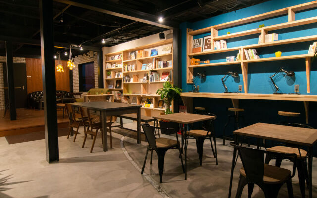 TONAGI Hostel & Cafe