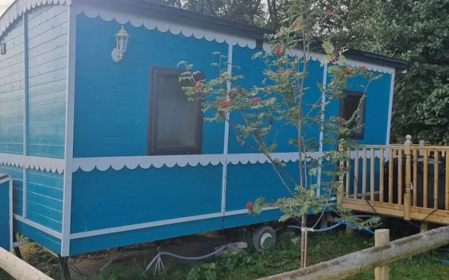 Glamping Hut - Riverview 3