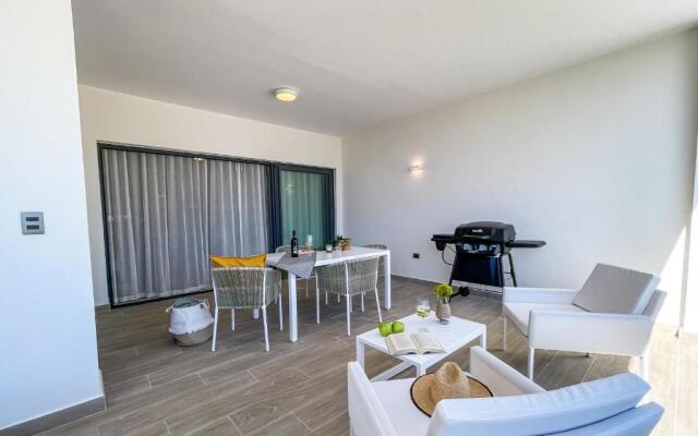 Oceans Views apartment with private jacuzzi, BGSB3