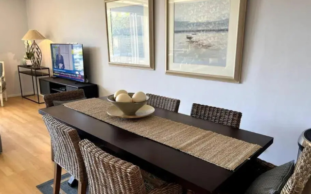 Parama 003 Secure, Luxurious Waterfront Apartment