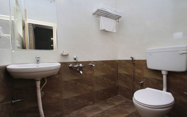 OYO 9605 Hotel Golden Inn