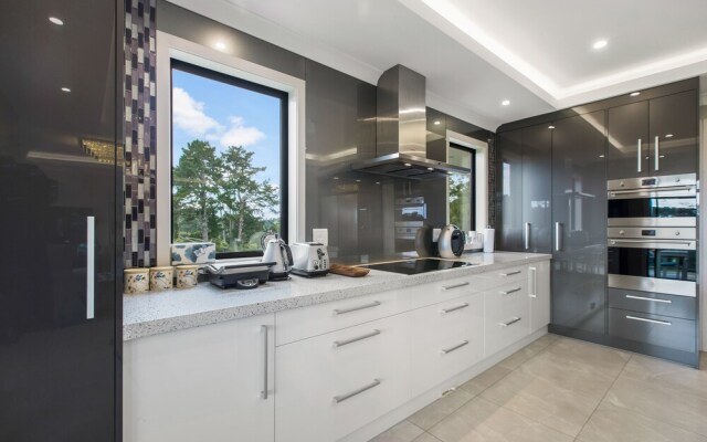 Luxe Whitford Mansion - Pool & Tennis Court