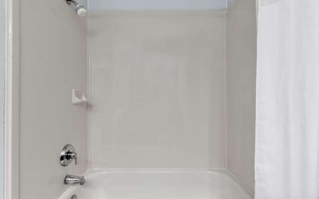 Days Inn & Suites by Wyndham Dallas