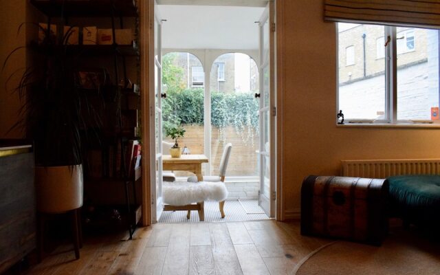 2 Bedroom House in Bow With Garden