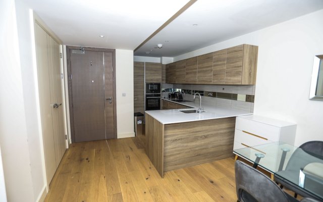 Docklands Stunning 2 bed Apartment London