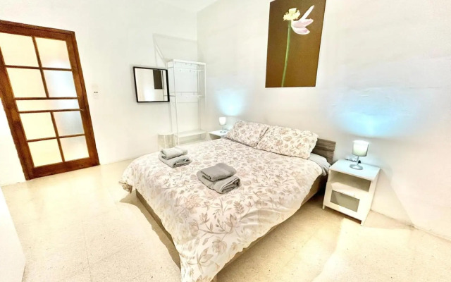 St Julians - Balluta Bay large 3 bedroom apartment