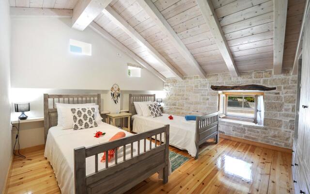 Leonora House