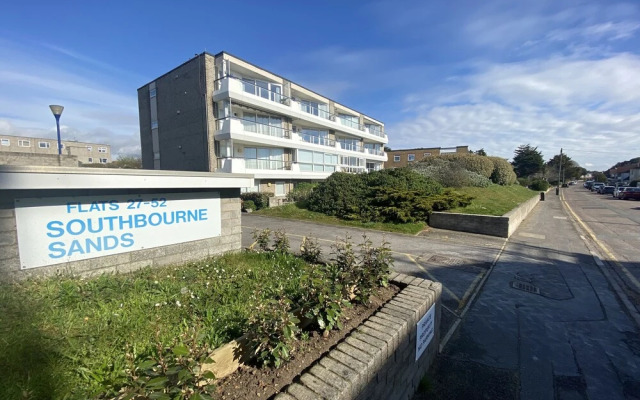 Stunning 2 bed Seaside Apartment With Sea Views