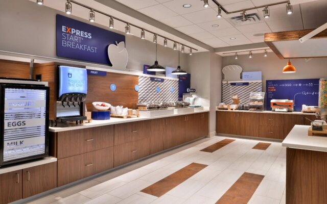 Holiday Inn Express & Suites Marshalltown by IHG