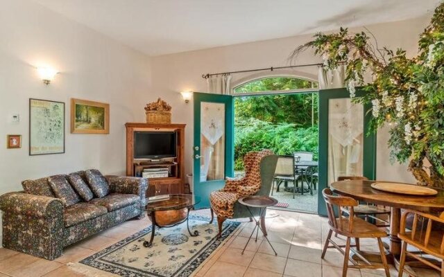 Auberge de Seattle, French Country Inn