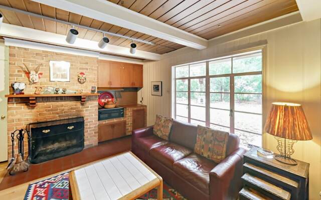 Light-Filled Charmer - 2 Br Home
