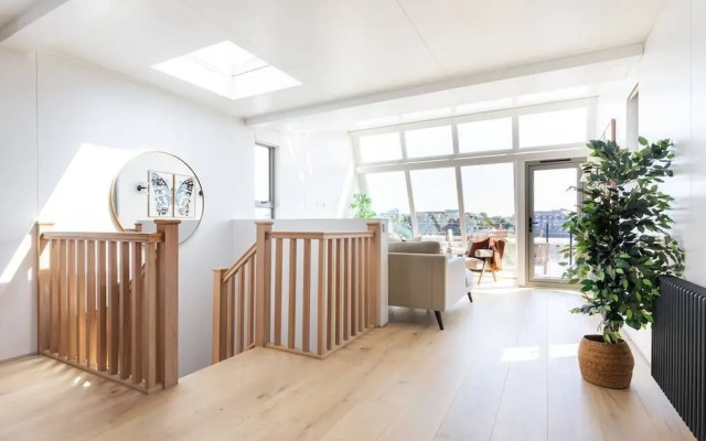 Cheyne Walk Houseboat by Onefinestay
