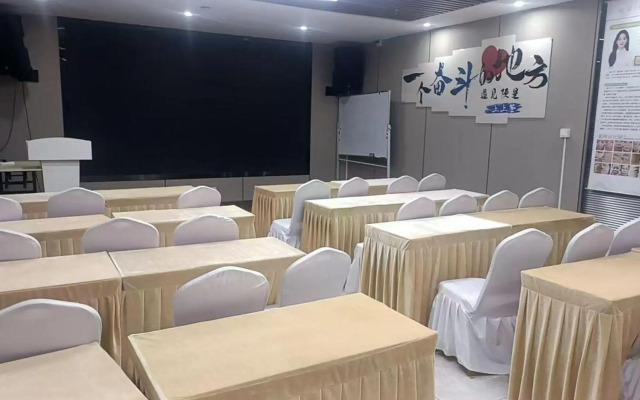 Echarm Hotel (Changsha High-Speed Rail South Station Wujian Sky Street)