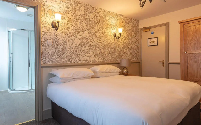 The New Inn by Roomsbooked