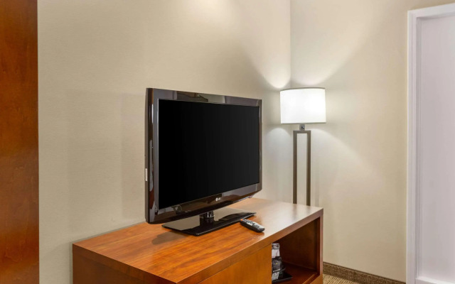 Comfort Suites Oakbrook Terrace near Oakbrook Center