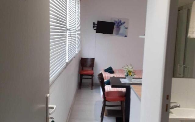 Apparthotel Area, Studios avec Salles de bains et kitchenettes privatives et Chambres avec cuisine et salle de bains communes