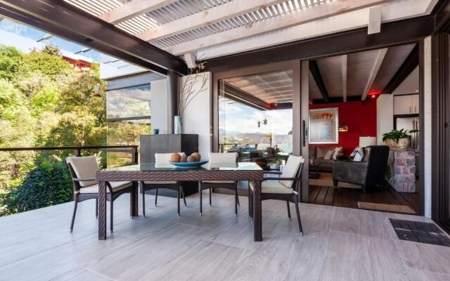 Casa Azul Lakeview Terrace Retreat in Avándaro