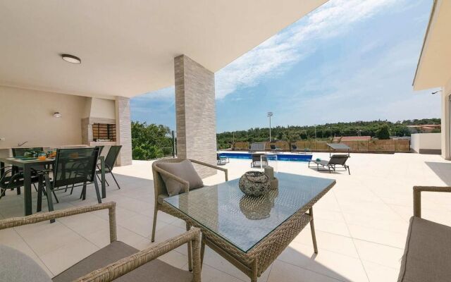 Villa Aura