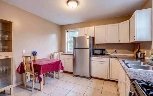 Convenient & Comfortable Manor