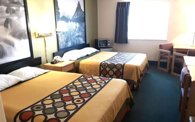 Super 8 by Wyndham Hamilton