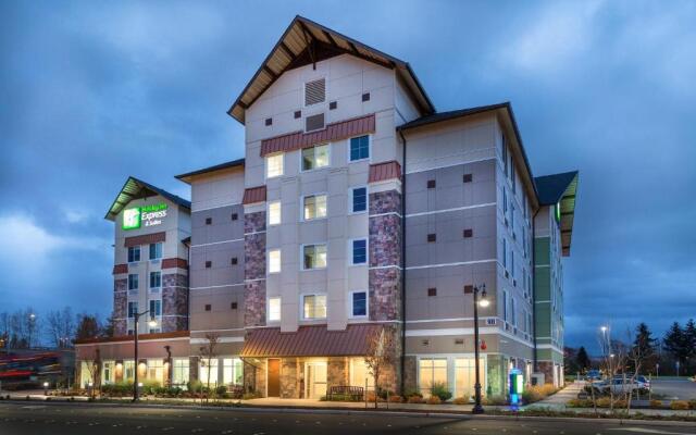 Holiday Inn Express & Suites Seattle South - Tukwila by IHG