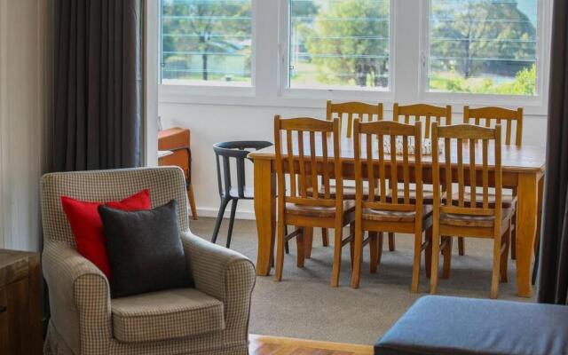 Canoon - 4 Bedroom, Pet Friendly home