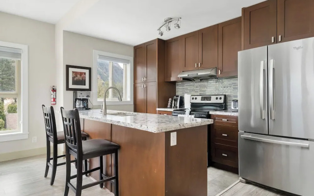 Rooftop Paradise Luxe 2BR  Lake Views