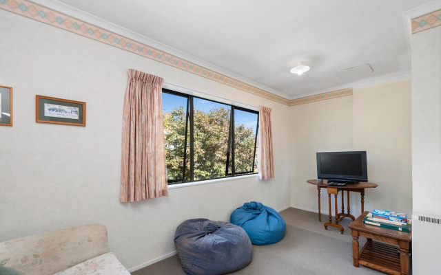 Lake Vista at Two Mile Bay- Taupo Central Holiday Home – Guest Rooms – Taupo