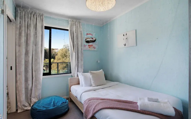 Artist's Colourful Casa with Spa Pool