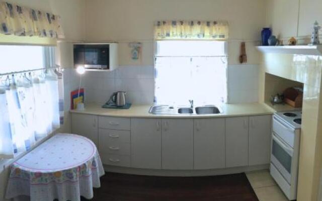 Lorikeet Retreat, 11 Hodgson Street