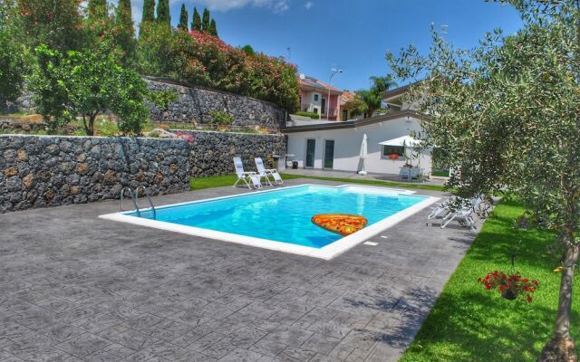 Villa Dedalisa by holidayngo