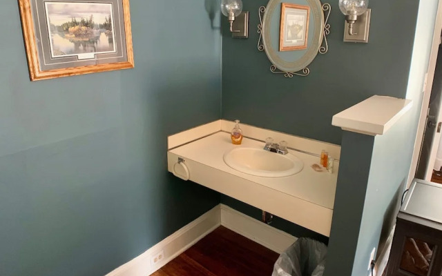 Treehouse Village Inn