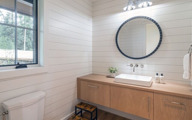 Overlook House 4 Bedroom Home by RedAwning