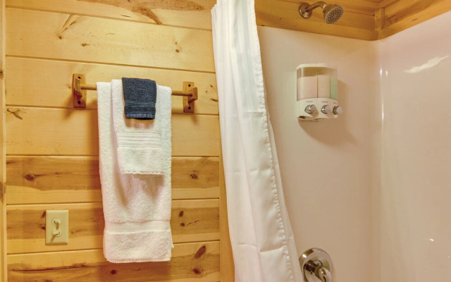 Hendersonville Cabin Near Hiking & Waterfalls!