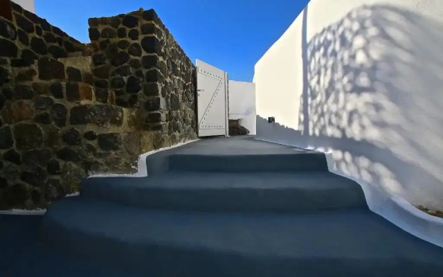 Karpimo & Fertimo Suites Santorini