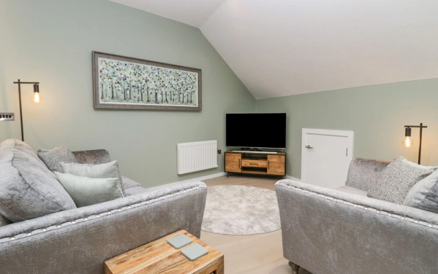 Watch Tree Apartment