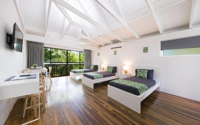 Magnums Airlie Beach