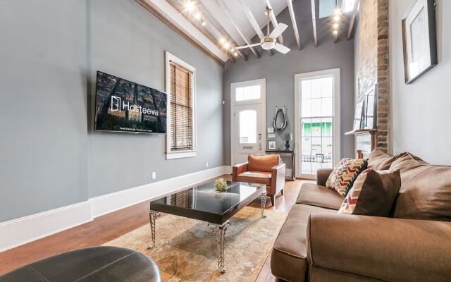 Hosteeva 2BR Steps to St. Charles Ave