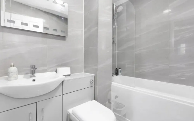Stylish 4-bed Apartment - Parking & Central Links