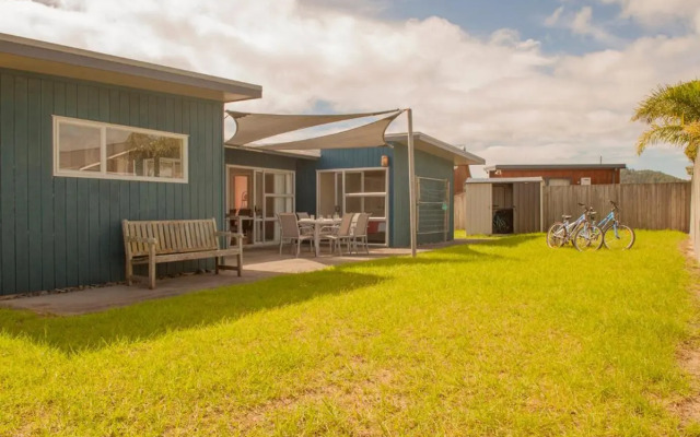 Sands Beach House - Matarangi Holiday Home