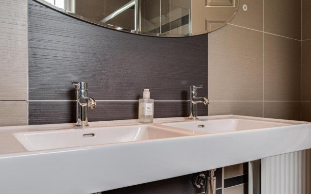 Modern, luxury suites with private bathrooms close to city centre