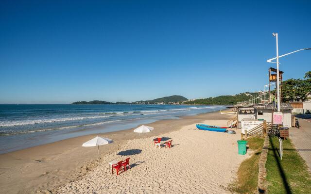 Apto 2Q com suíte 100m do mar em Bombas ROR0001