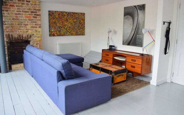 2 Bedroom Loft Flat in Hammersmith