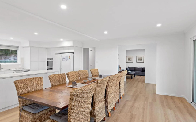 Island View - 80 Lentara St - Large Family Home, Pool, WIFI and Sweeping Views of Fingal – Guest Rooms – Fingal Bay