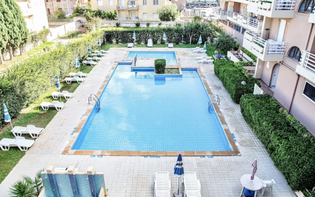 Residence with pool on the promenade