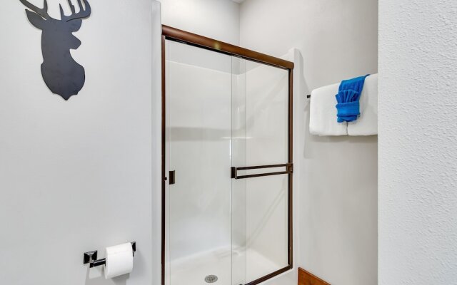 Rockwood Lake Lodge 7 Bedroom Home by RedAwning