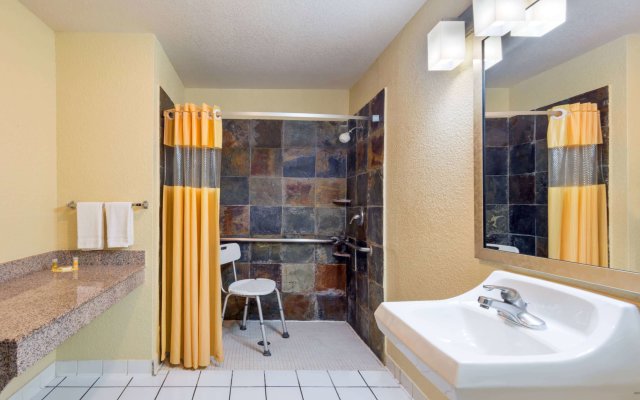 Days Inn by Wyndham San Antonio Northwest/Seaworld