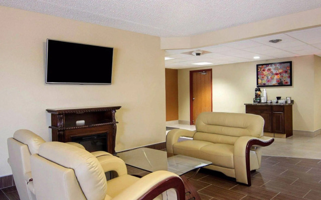 Super 8 by Wyndham Sturtevant/Racine